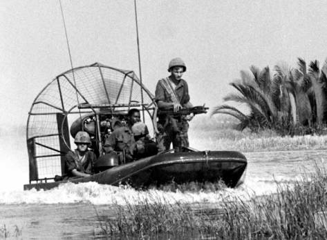 Pasukan AS dengan swamp boat di Perang Vietnam.